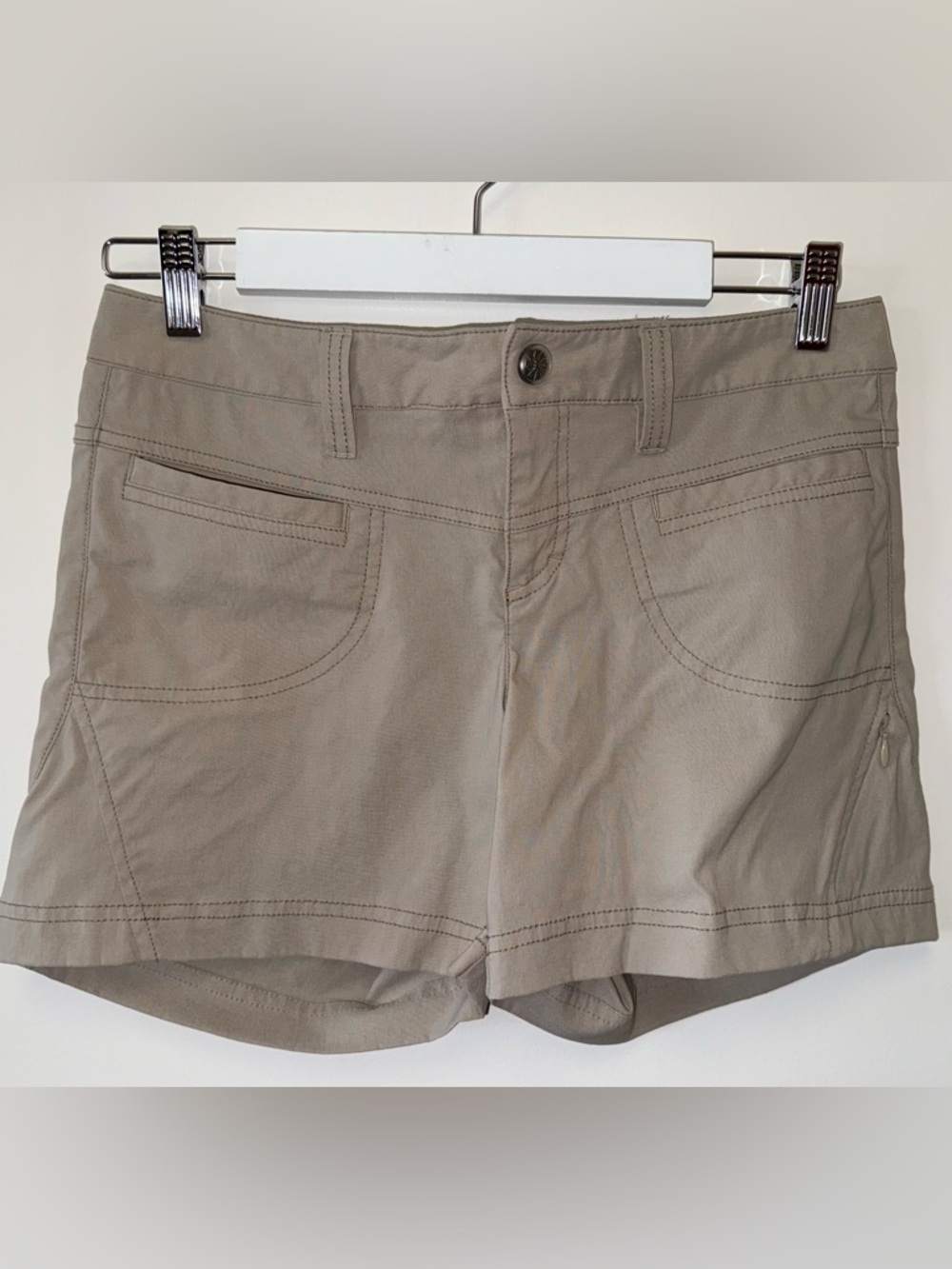 Athleta (4) Cream Sporty Casual Shorts